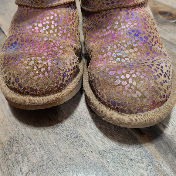 Preowned ugg tan and iridescent spots girls size 4 - Picture 2 of 6